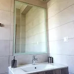 Chrissi-renovated 2026, Just 20m From The