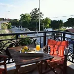 Chrissi-renovated 2026, Just 20m From The